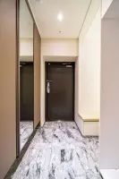 그레이 대리석과 화이트 패널의 모던 현관 인테리어